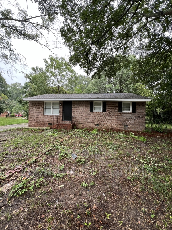 Columbus House: 2104 Wellborn Drive