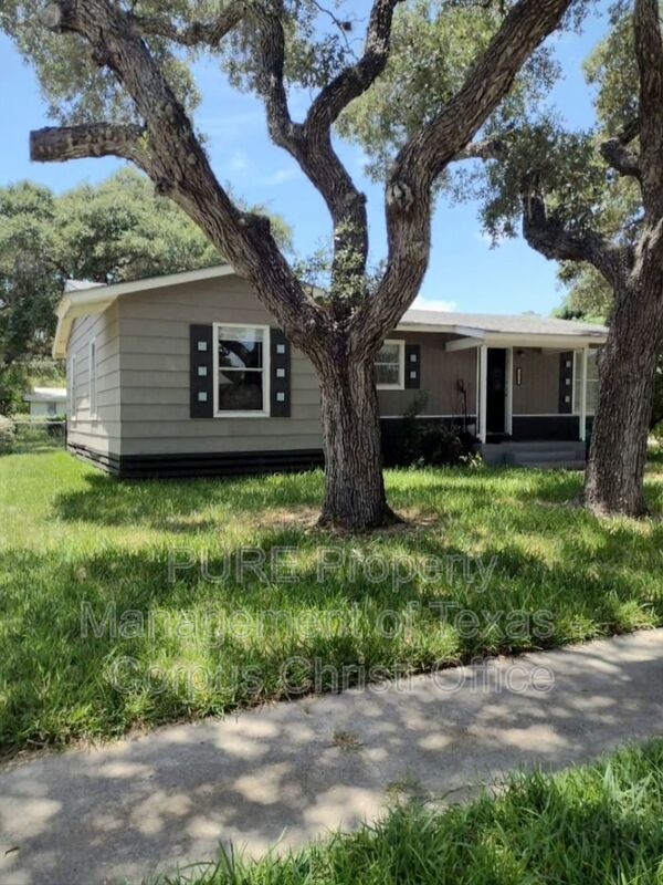 Aransas Pass House: 1329 Oak Park Dr