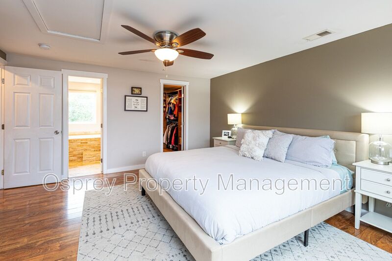 Spacious 4 Bedroom 3 Bath Home  - Photo 11