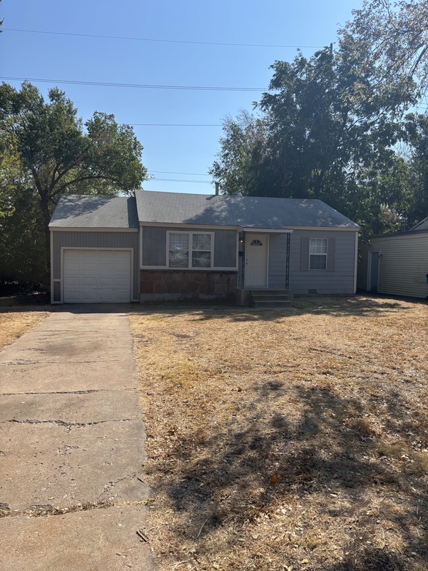 Midwest City House: 310 Monroney Drive
