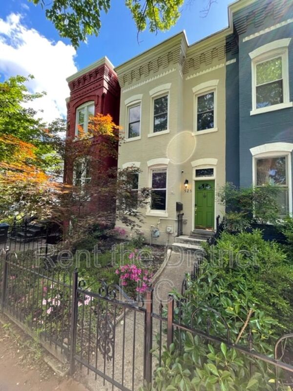 Washington Townhome: 525 5th Street NE