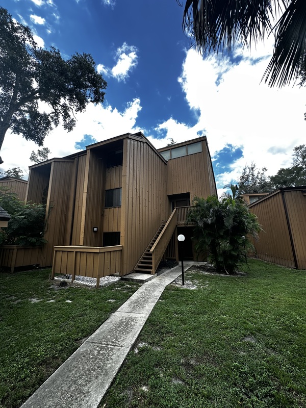 Longwood House: 252 Crown Oaks Way