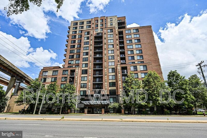 Alexandria Condo: 2451 Midtown Ave