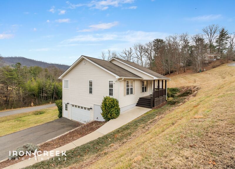 Weaverville House: 8 Rose Briar Circle