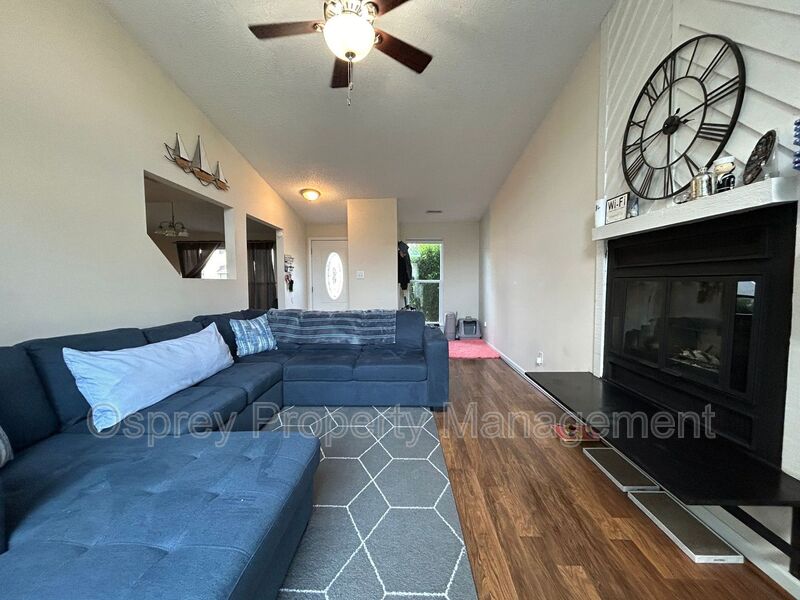 Welcome to this beautifully updated 3 bedroom, 2 bathroom ¨ASK ABOUT OUR ZERO DEPOSIT¨ - Photo 4