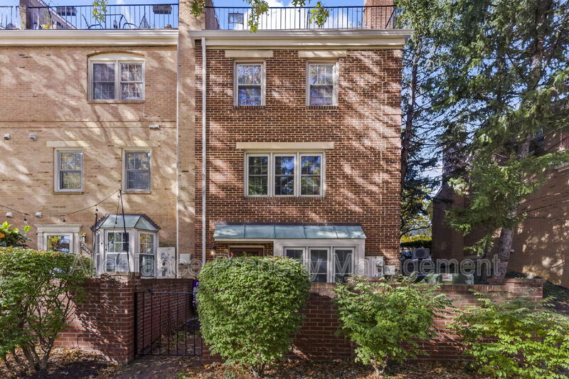 Arlington House: 2506A N. Fairfax Drive