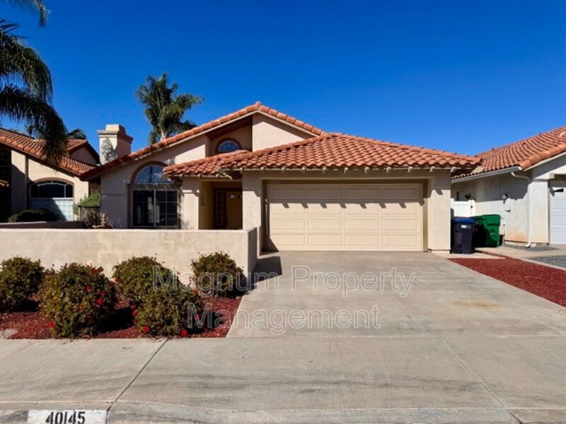 Murrieta House: 40145 Ravenwood Dr