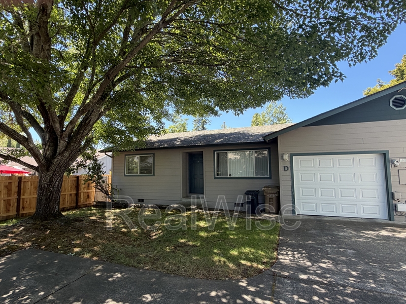 Grants Pass House: 249 SW Rogue River Ave
