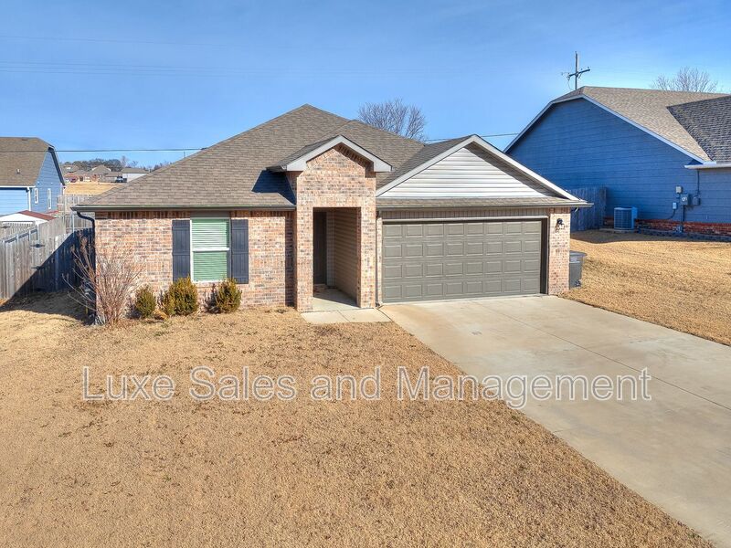 Bartlesville House: 3110 SE Debbie Lane