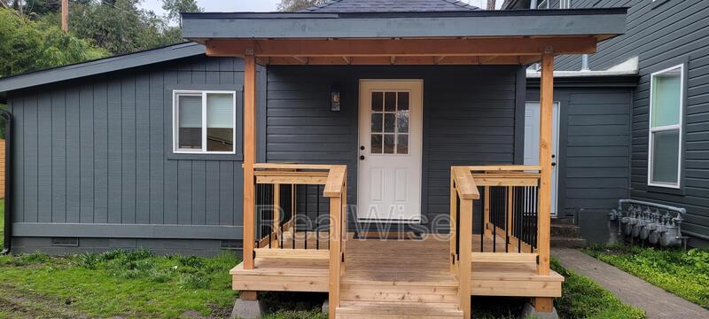 Grants Pass Condo: 509 NW C St