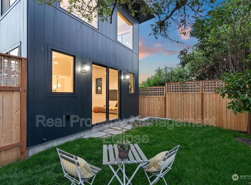 Seattle House: 2528 27th Ave W