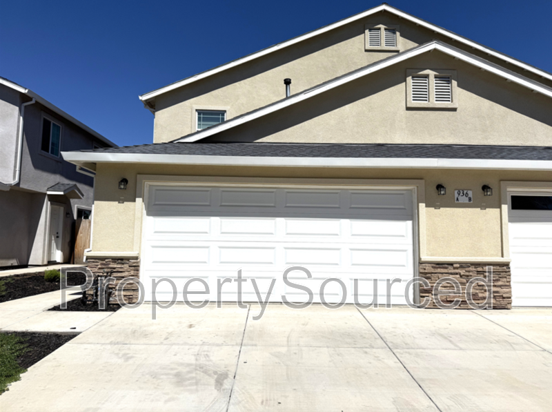 Manteca Townhome: 936 W Alameda St