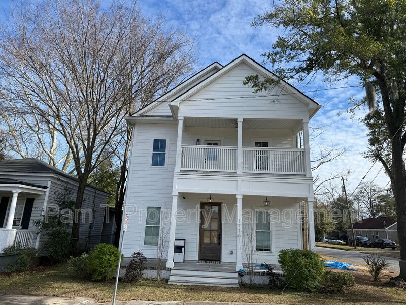 Savannah House: 1716 Reynolds St