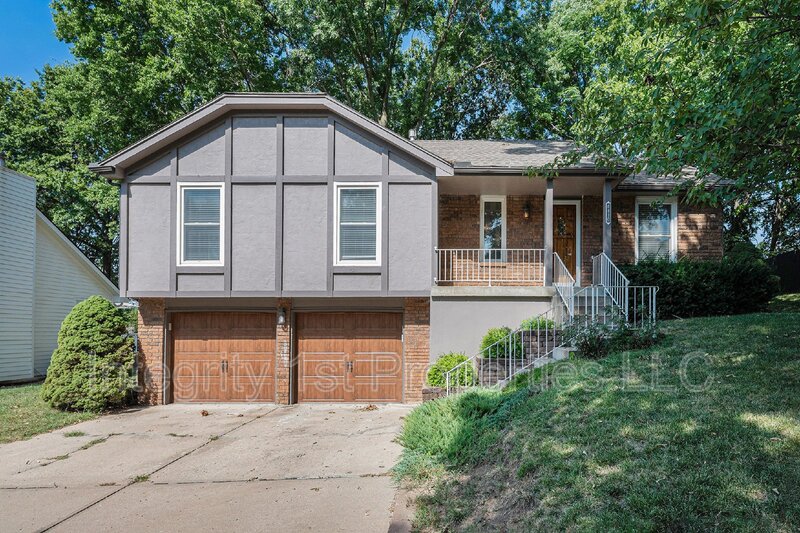Kansas City House: 6410 NW Hilldale Dr