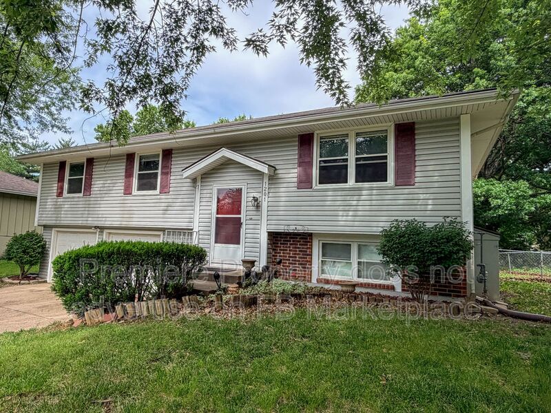Blue Springs House: 1201 NE 9th St