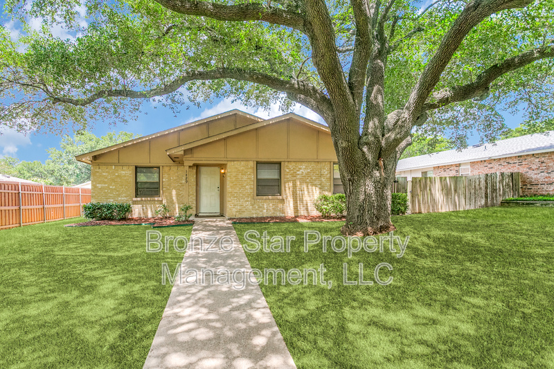 Plano House: 1429 Whitehall Drive