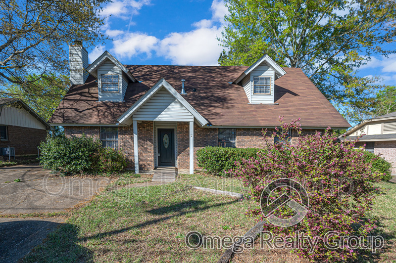 Montgomery House: 5827 Darien Dr