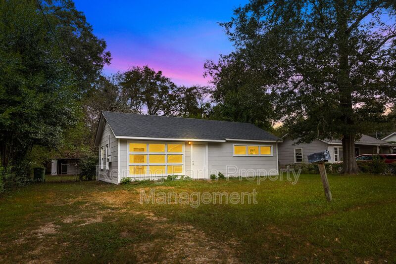 Montgomery House: 341 Chisholm St