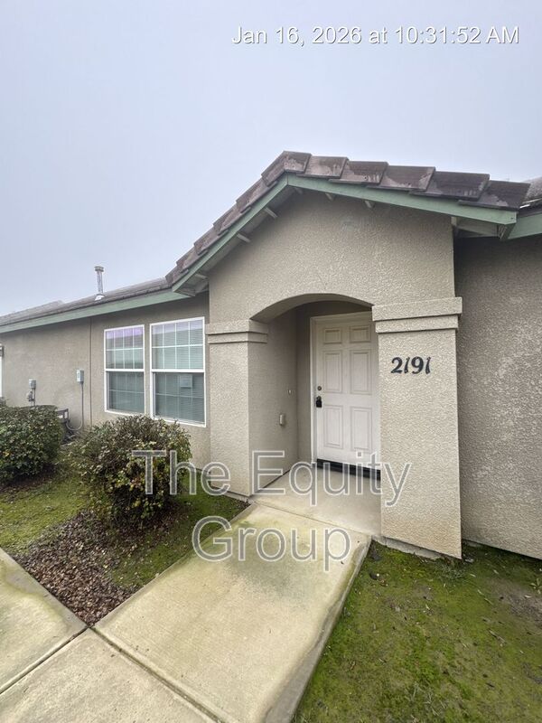 Tulare House: 2191 Bella Oaks