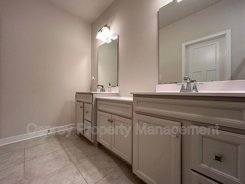 Spacious 4-Bedroom Townhome with Garage & Prime Suffolk Location!