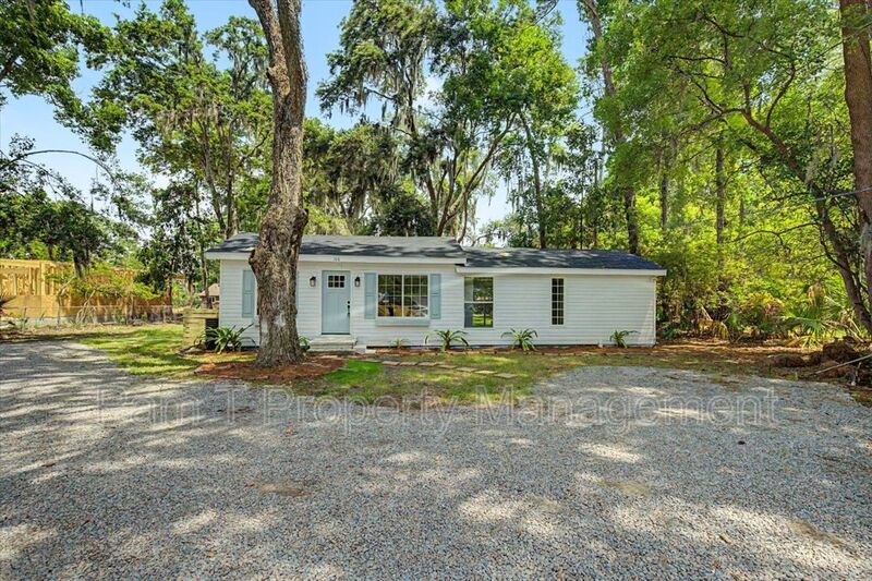 Savannah House: 106 Holcomb St