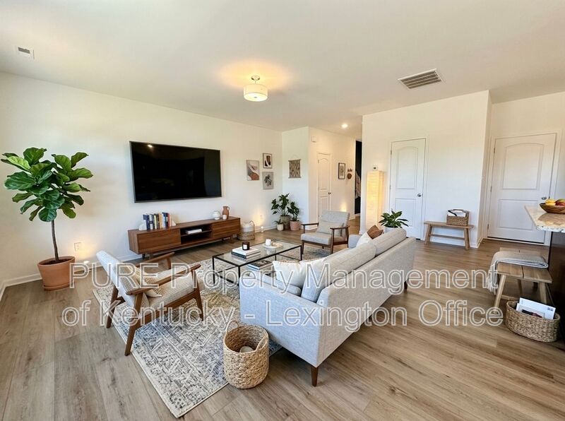Lexington House: 1224 Leanndra Park