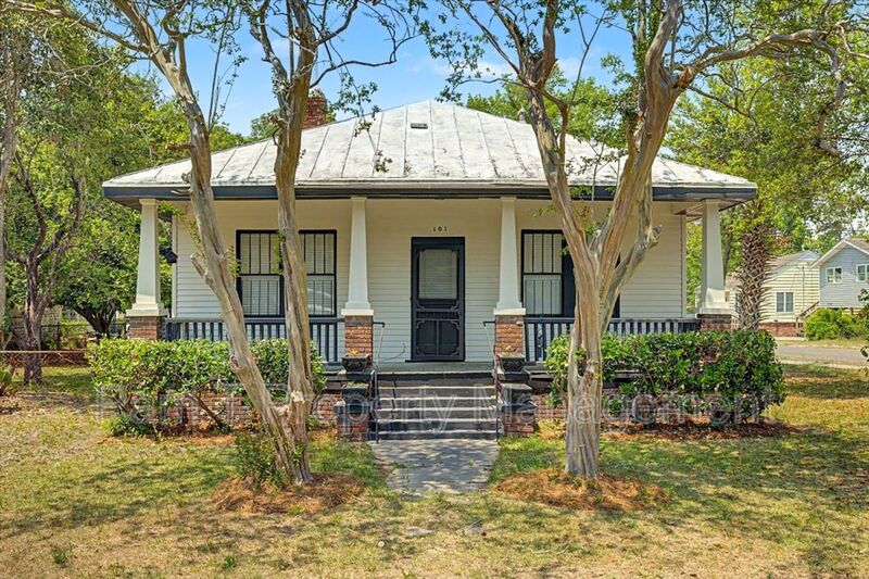 Savannah House: 101 Forrest Ave
