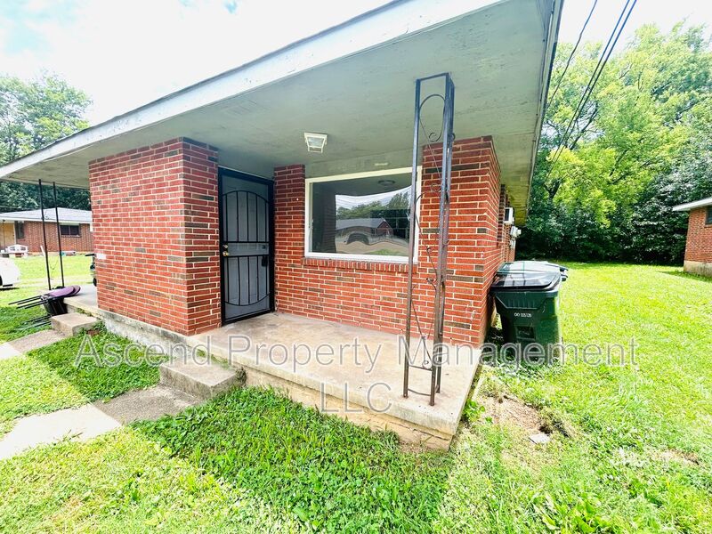 Chattanooga House: 1102 N Hickory St
