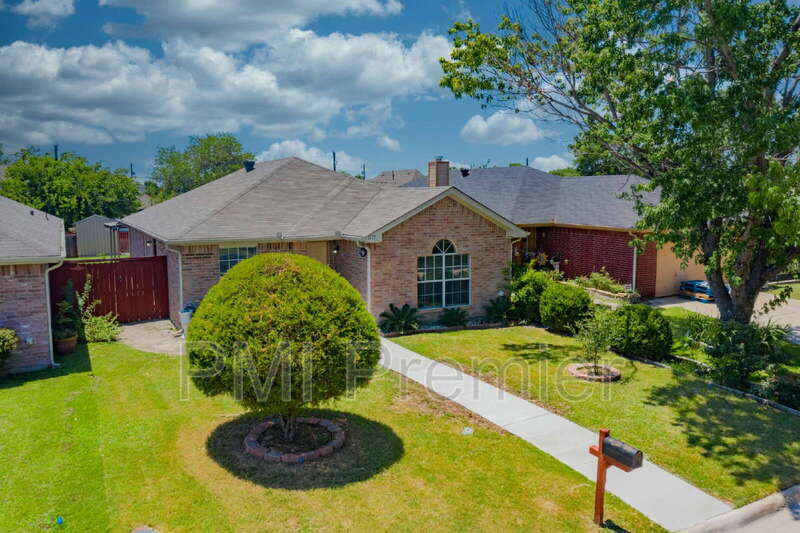 Grand Prairie House: 1175 Meadows Dr