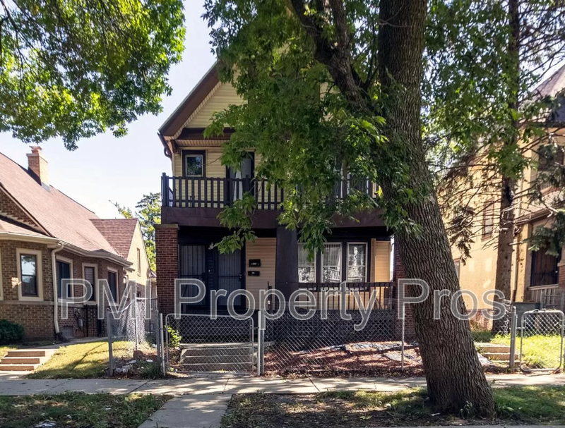 Milwaukee Condo: 2320 N 44th St