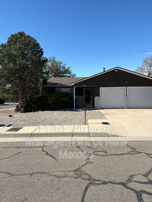 Albuquerque House: 901 Alice Ct NE