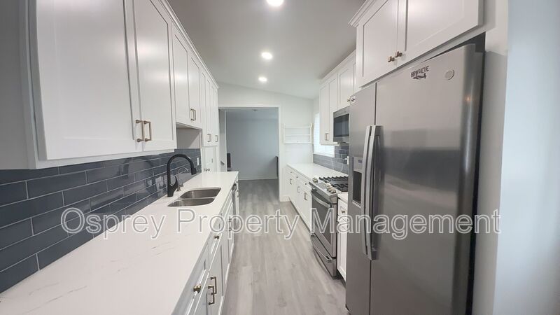 Spacious 5-Bedroom Virginia Beach Home with Workshop & Ample Storage - Photo 3