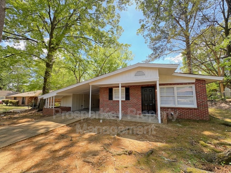 Montgomery House: 2736 Chevy Chase Dr