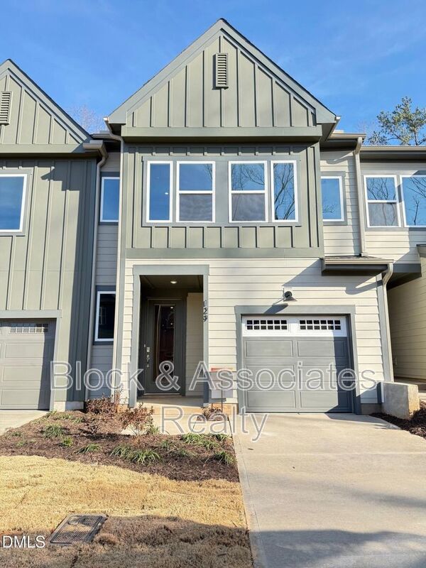 Chapel Hill House: 129 Pinnacle Dr