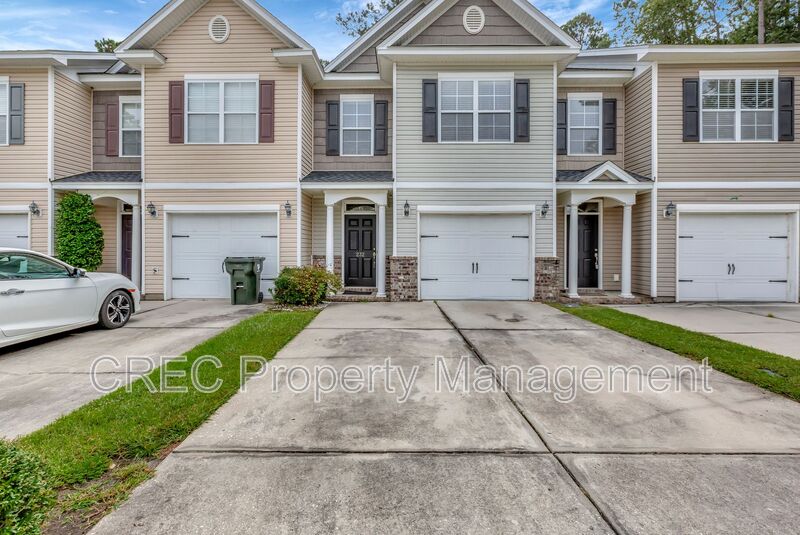 Summerville House: 232 S Lamplighter Lane