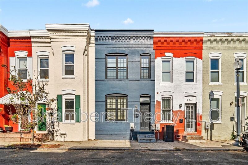 Washington House: 1222 Wylie St NE