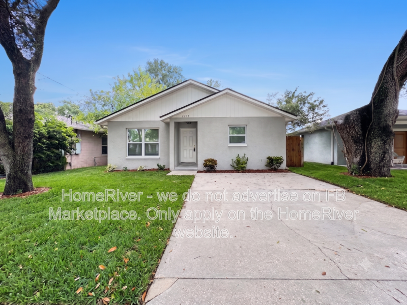 Tampa House: 2213 E Emma St