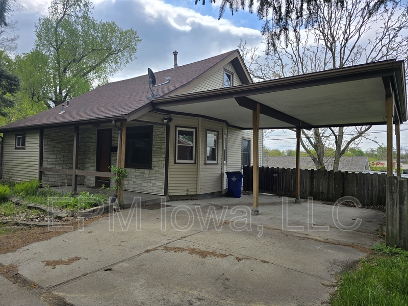 Cedar Rapids House: 4037 Vine Avenue Southeast