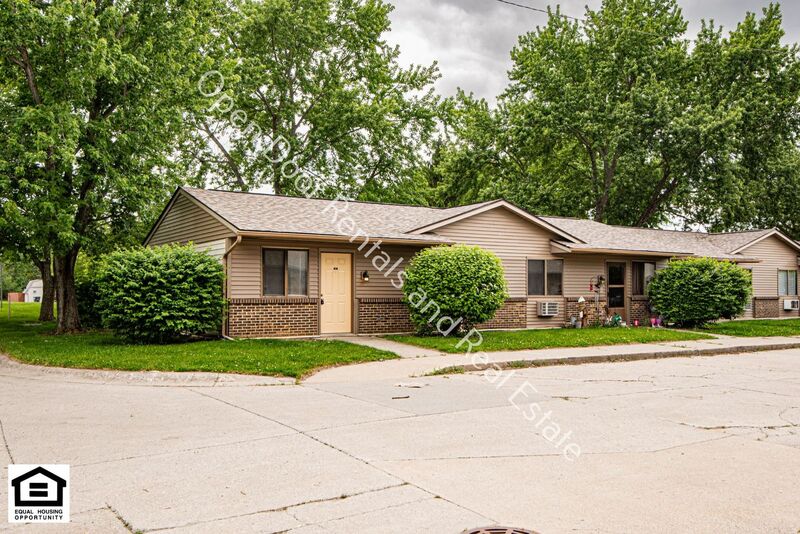 Albion House: 204 Autumn Hills Drive