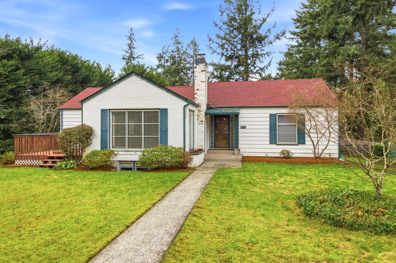 Lakewood House: 8131 Veterans Drive Southwest