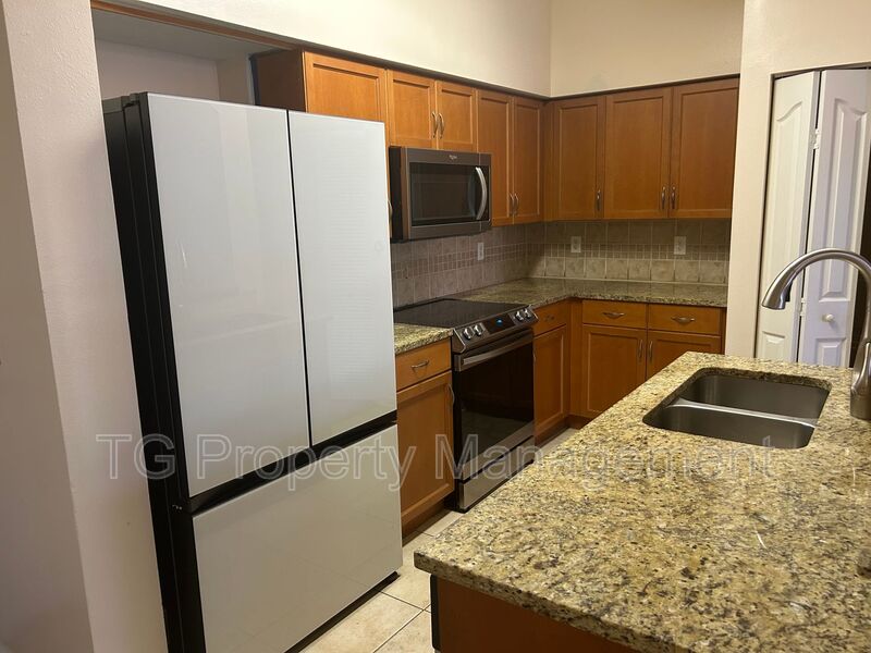 Jacksonville House: 10435 Midtown Parkway