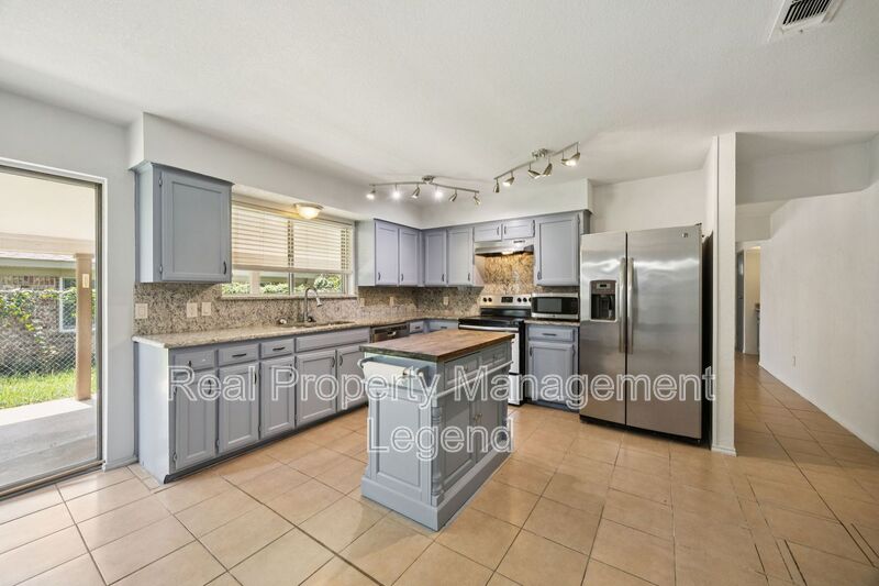 Irving House: 2024 Robinson St