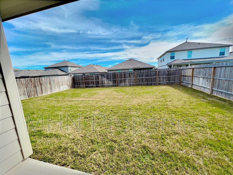 4 bed/2 bath beautiful newer built home located in Redbird Ranch! - Photo 36