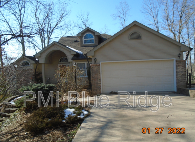 Hendersonville House: 108 Jenny Lind Dr