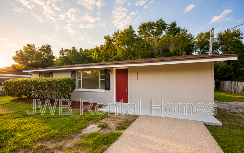 Jacksonville House: 5742 Newberg Ln