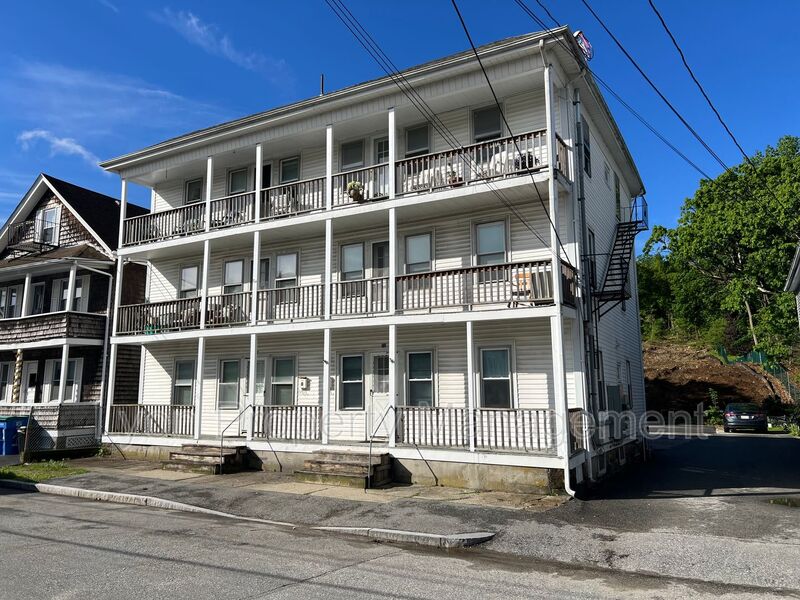 Lincoln Condo: 70 Bouvier Ave