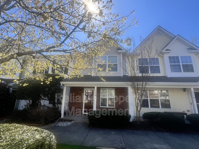 Raleigh House: 7720 Averette Field Dr