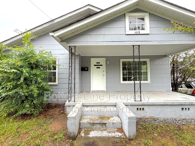Salisbury House: 1429 W Horah St