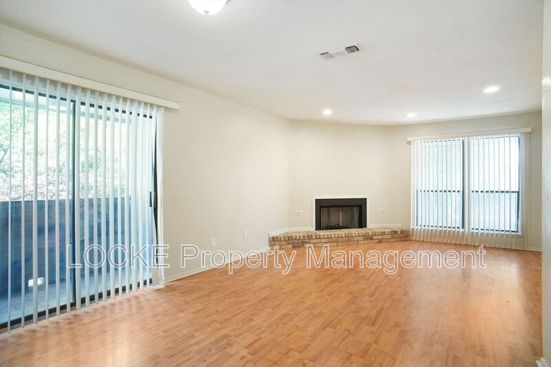 Fort Worth House: 4908 Byers Ave