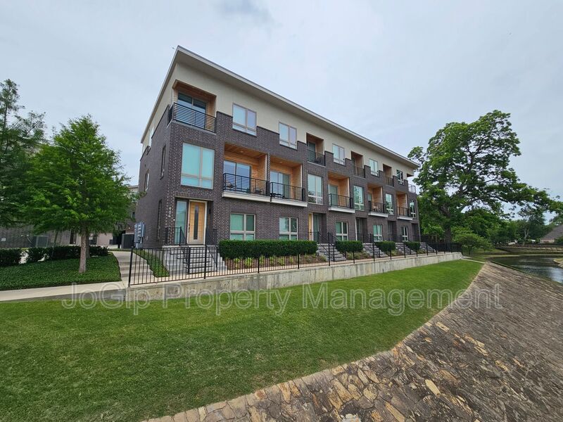 Farmers Branch Townhome: 2620 Valley View Ln
